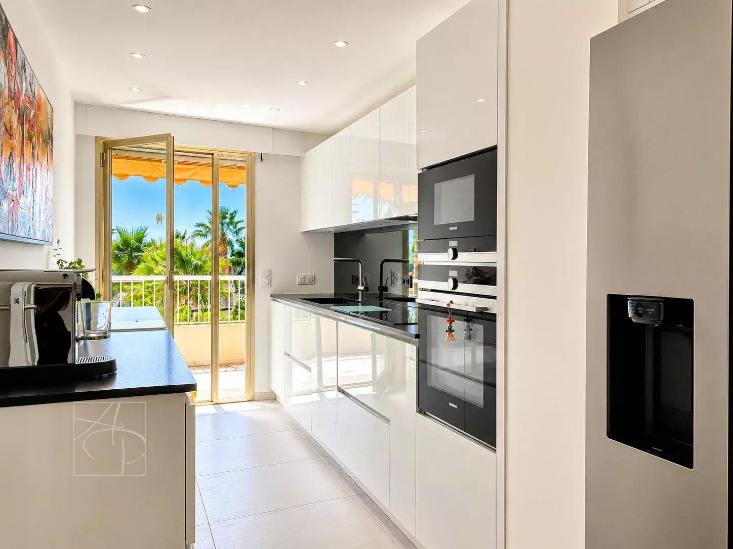 Cuisine moderne avec vue sur terrasse et verdure à Cannes, Basse Californie