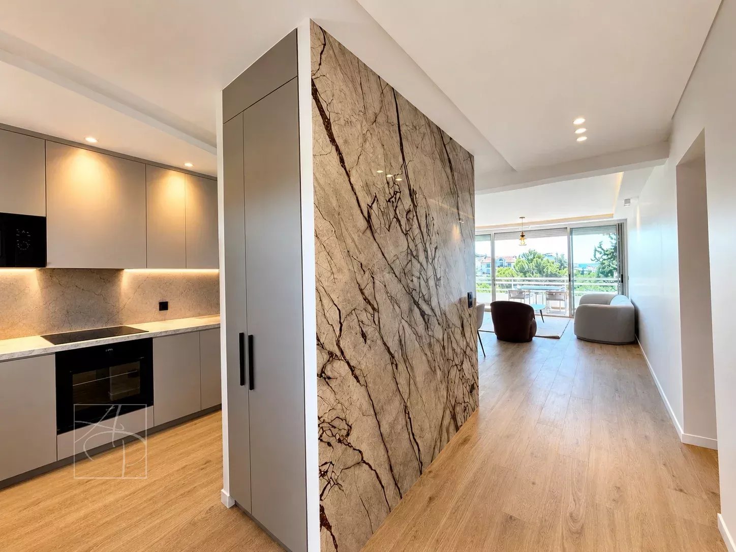 Intérieur d'un appartement moderne avec cuisine ouverte et salon lumineux à Cannes Montfleury.
