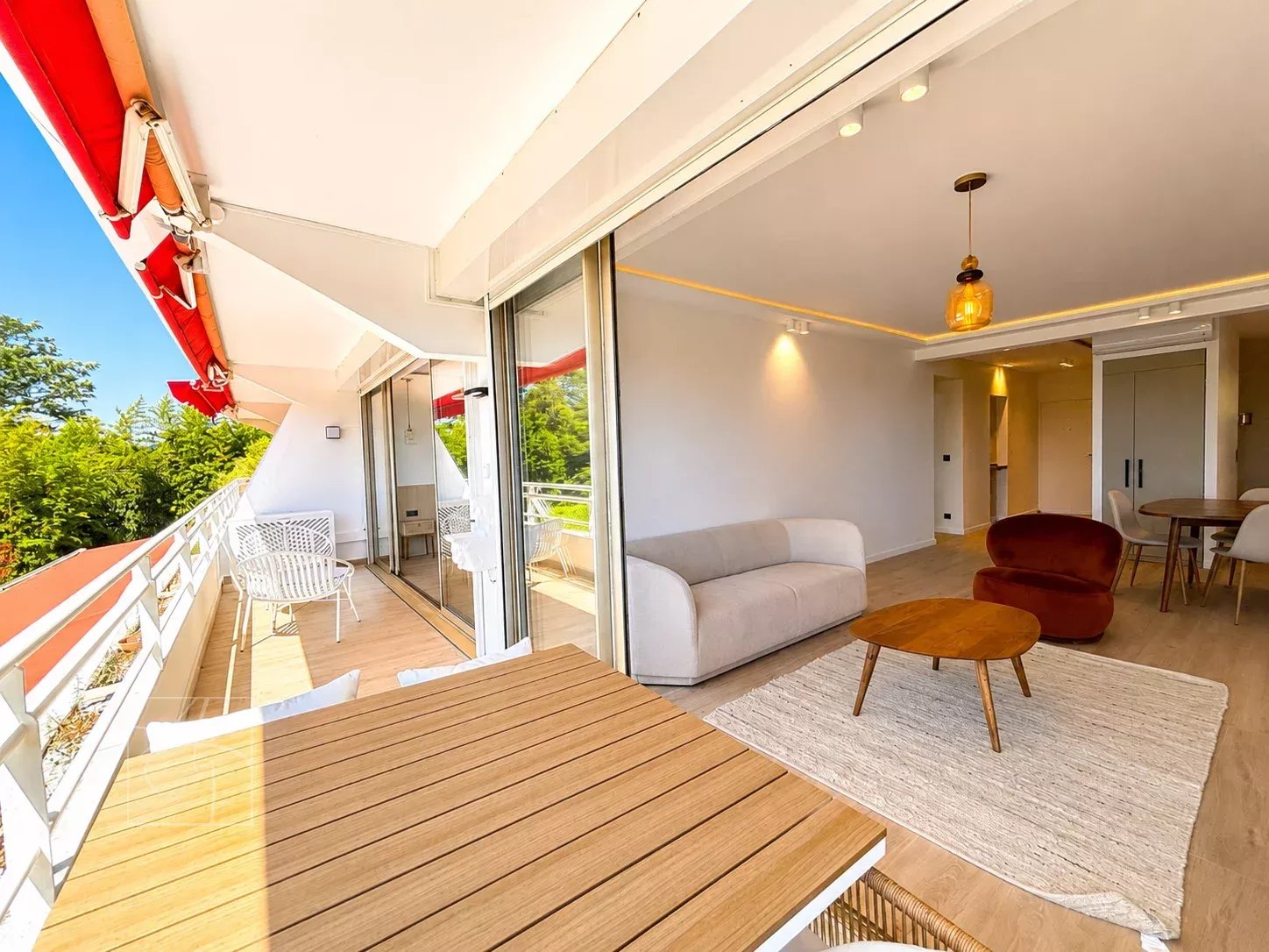 Terrasse d'un appartement à Cannes avec mobilier moderne et vue dégagée.