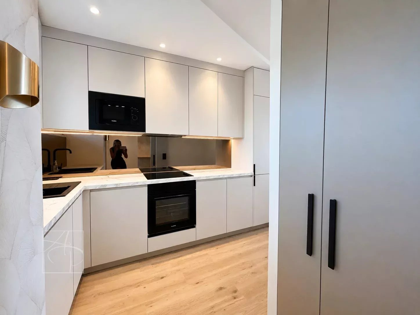 Cuisine moderne d'un appartement à Cannes Montfleury avec équipements récents.