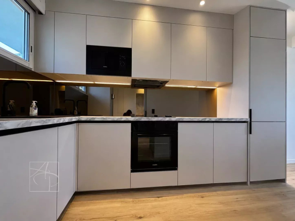 Cuisine moderne dans un appartement à Cannes Montfleury, avec des meubles clairs et des équipements intégrés.