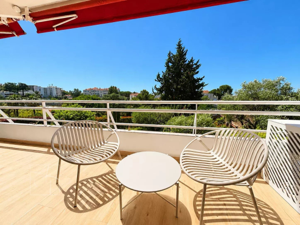 Terrasse ensoleillée avec fauteuils et vue sur la verdure à Cannes Montfleury.