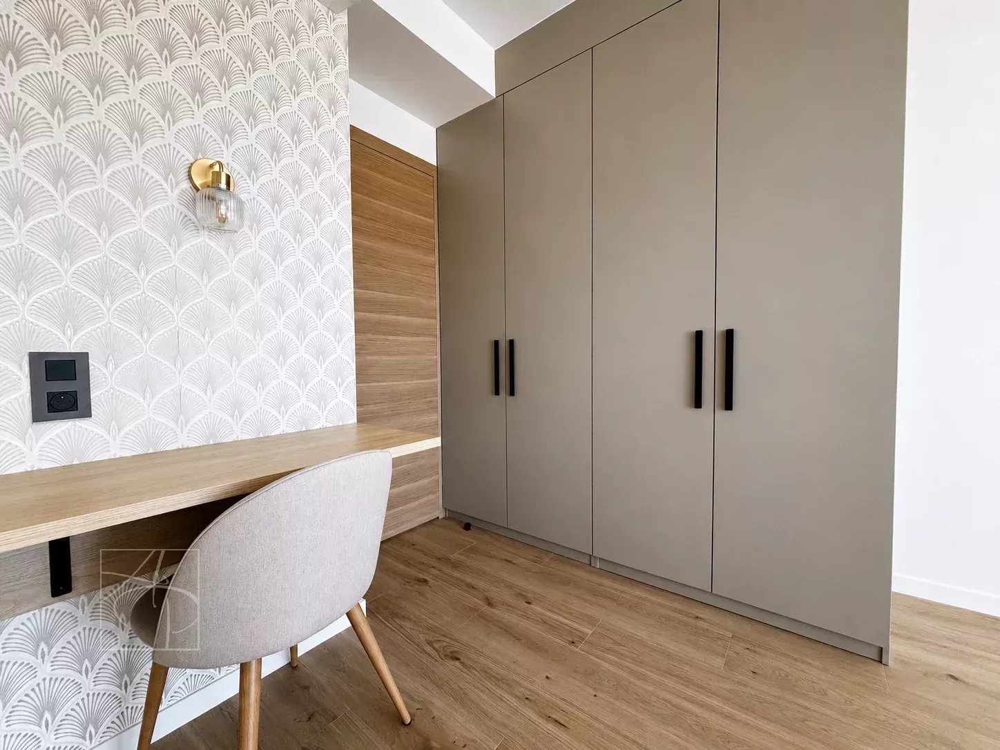 Intérieur d'un appartement moderne avec bureau et placard, Cannes Montfleury.