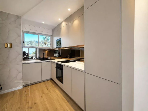 Cuisine moderne d'un appartement à Cannes Montfleury avec vue sur la nature.