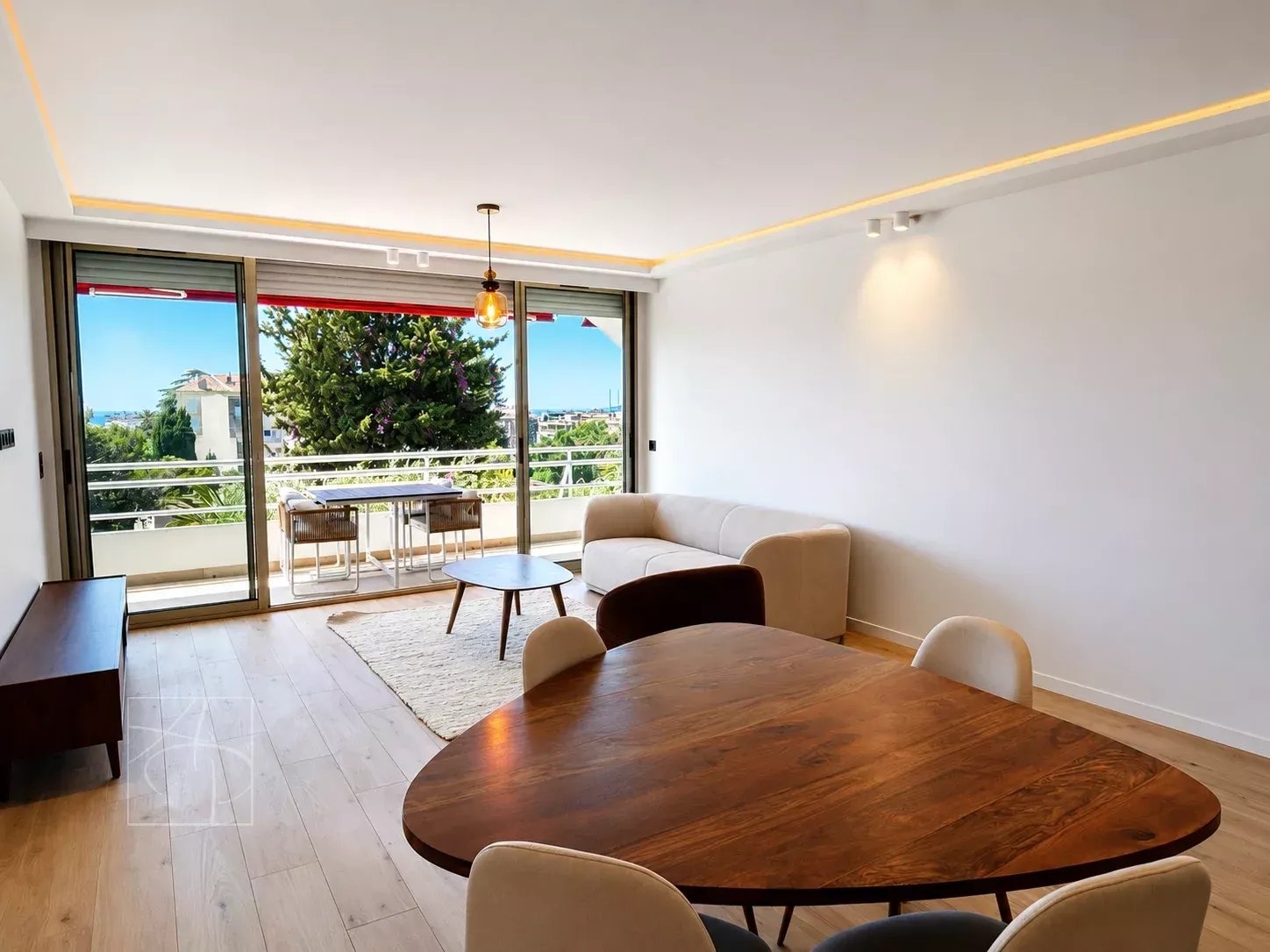 Salon lumineux d'un appartement 3 pièces à Cannes avec terrasse et vue dégagée.