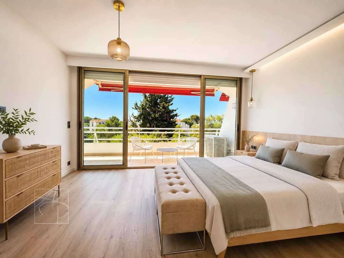 Chambre d'un appartement à Cannes avec accès à une terrasse ensoleillée.