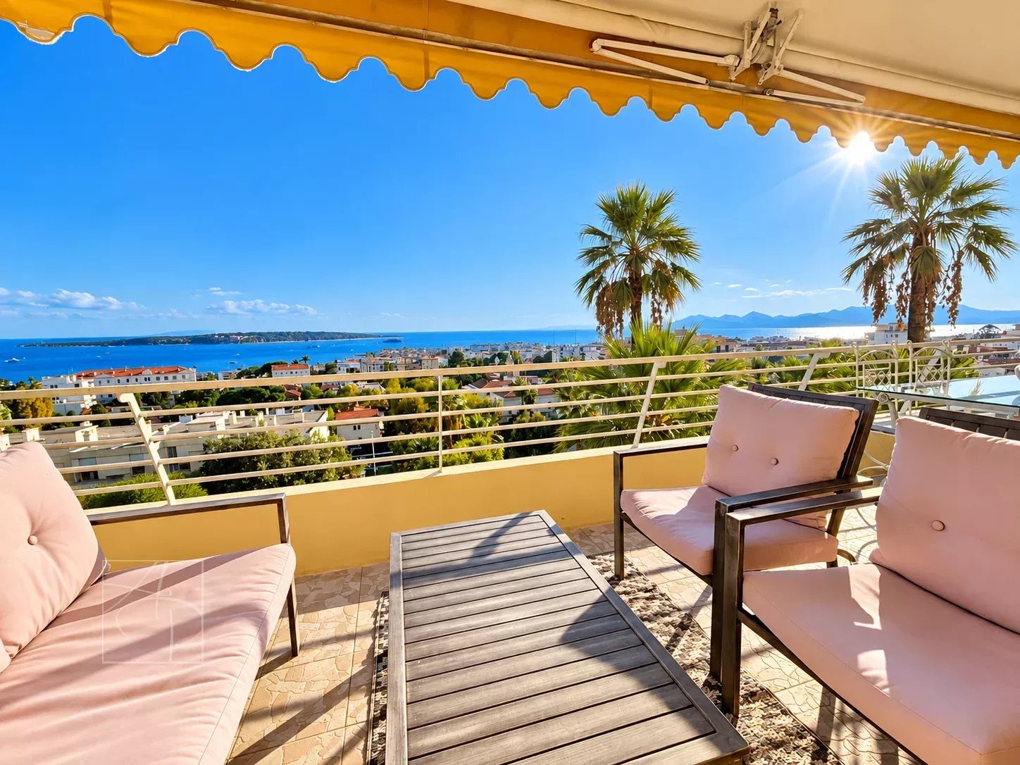 Vue mer depuis une terrasse à Cannes Vue panoramique sur la mer depuis une terrasse avec des fauteuils, à Cannes.