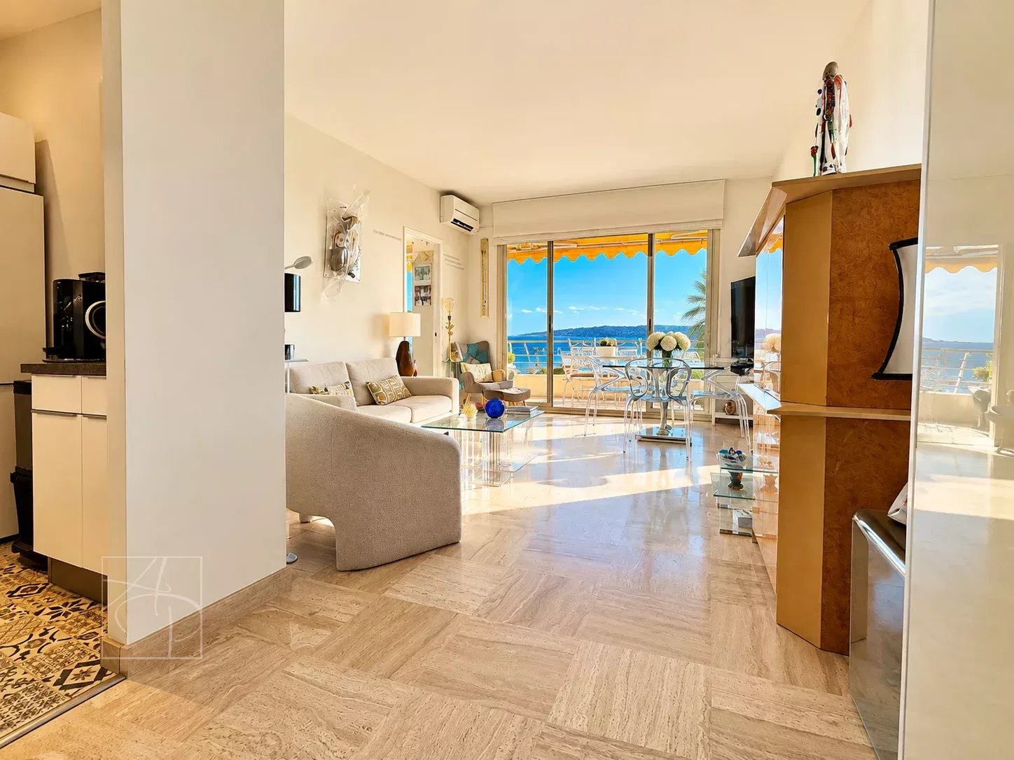 Appartement avec vue mer à Cannes Intérieur d'un appartement deux pièces avec vue mer à Cannes, lumineux et moderne.