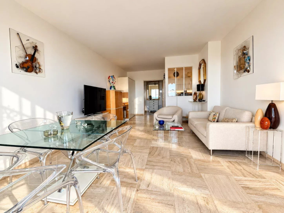 Intérieur d'un appartement lumineux avec vue mer à Cannes, salle à manger et salon modernes.