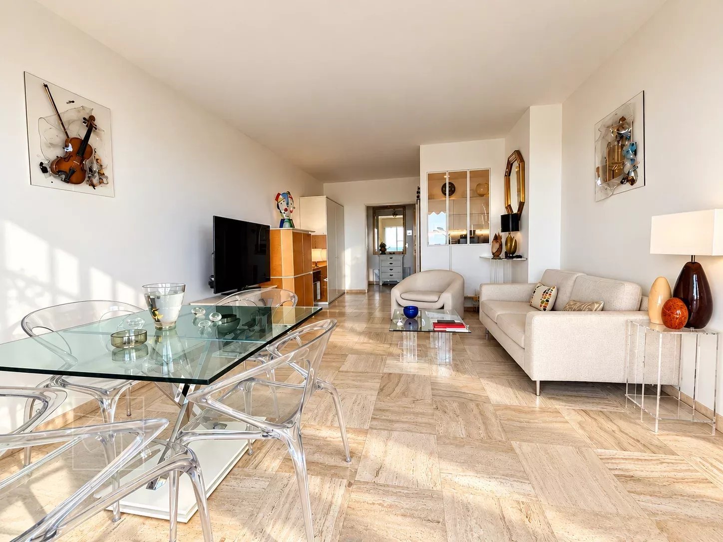Appartement avec vue mer à Cannes Intérieur d'un appartement lumineux avec vue mer à Cannes, salle à manger et salon modernes.