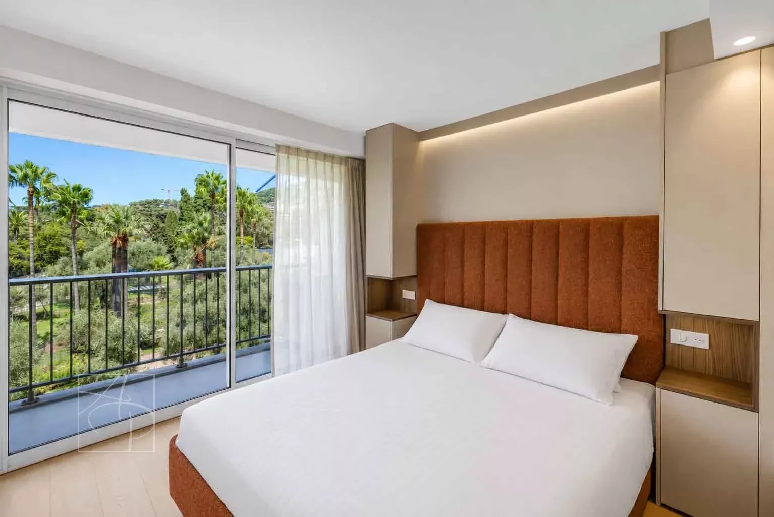 Modern room in Cannes Room in a renovated apartment with balcony and greenery view in Cannes.