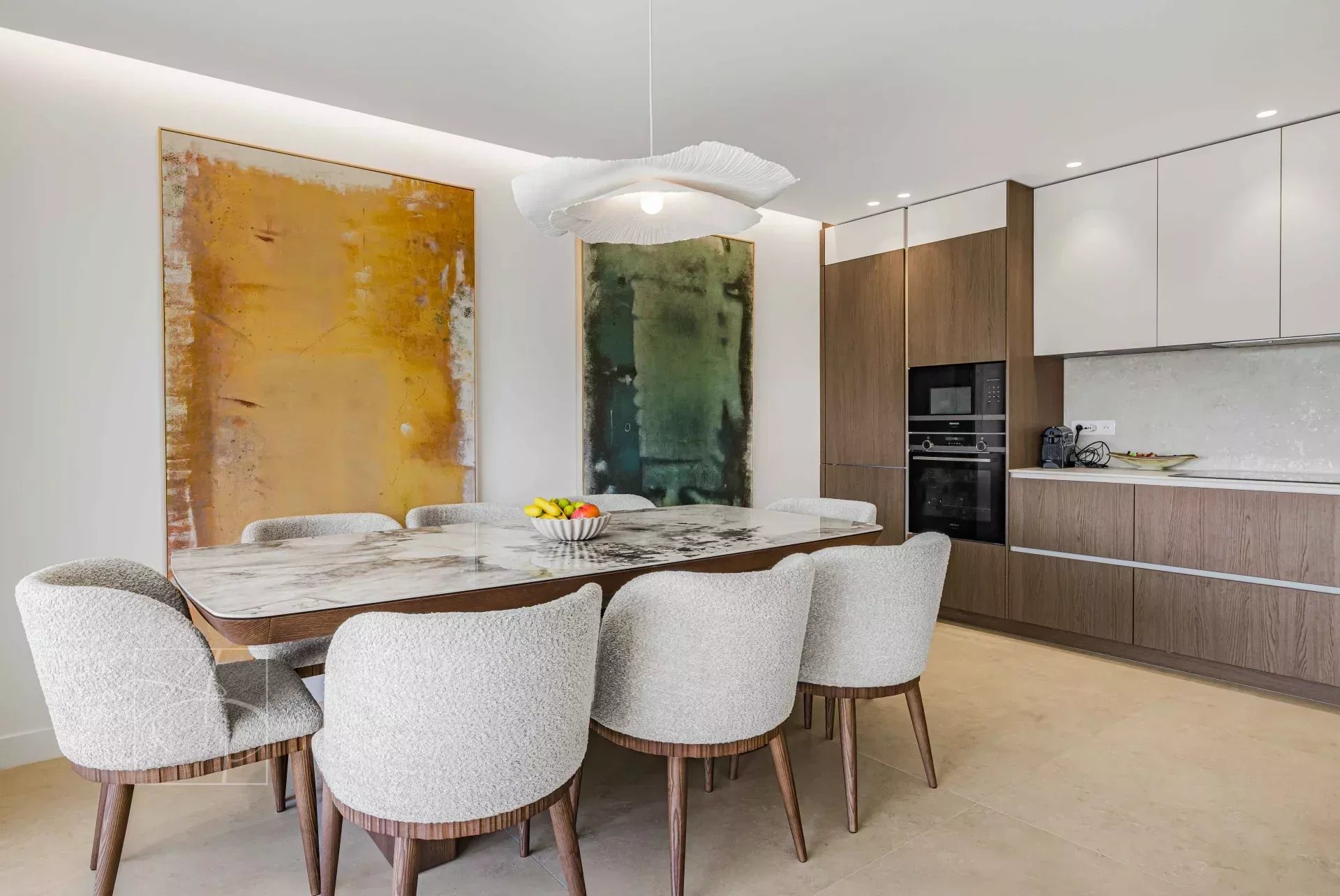 Modern dining room Dining room of a renovated apartment with a large table and comfortable chairs.