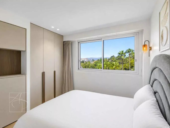 Room in a renovated apartment in Cannes with sea and tree views.
