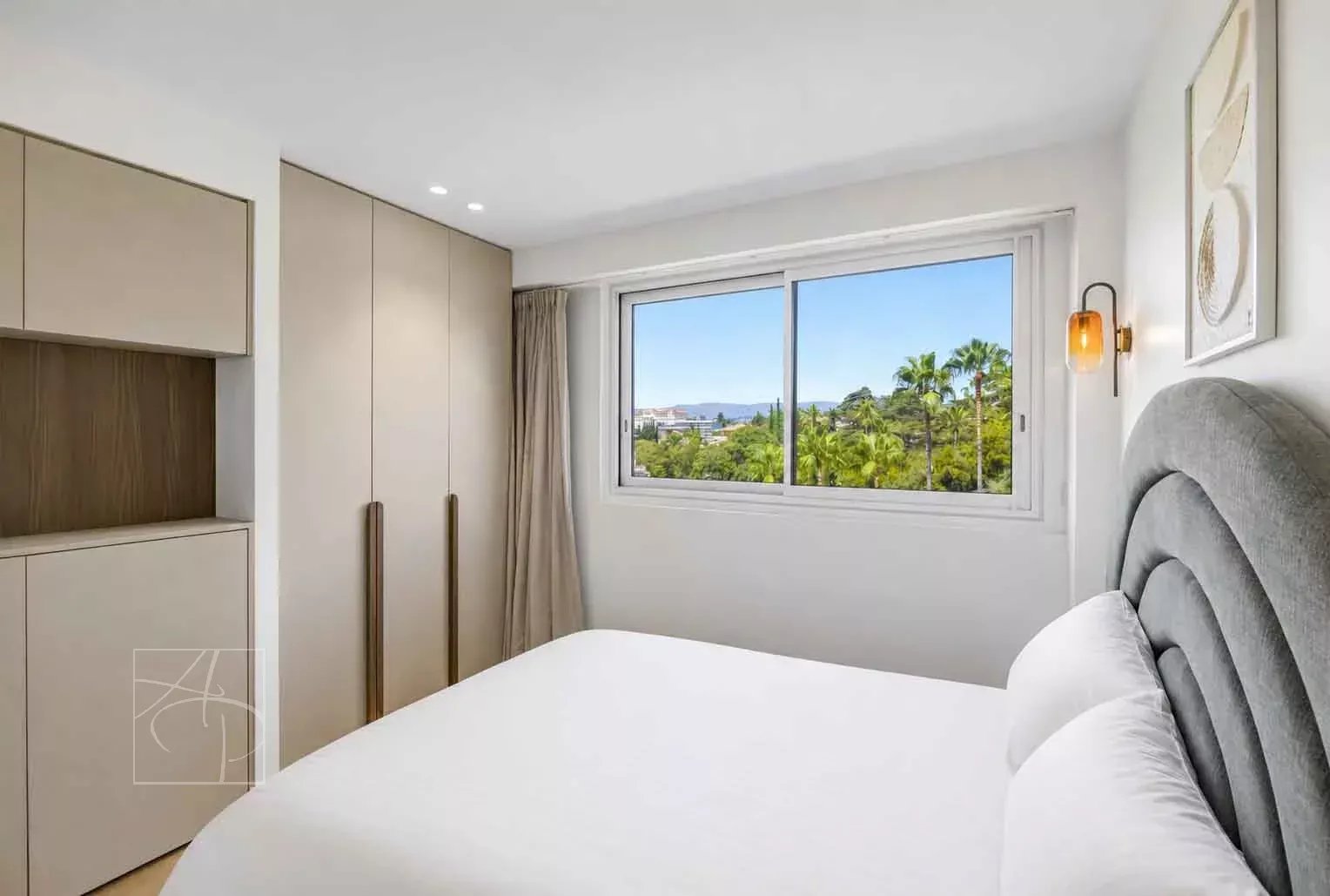 Modern room in Cannes Room in a renovated apartment in Cannes with sea and tree views.