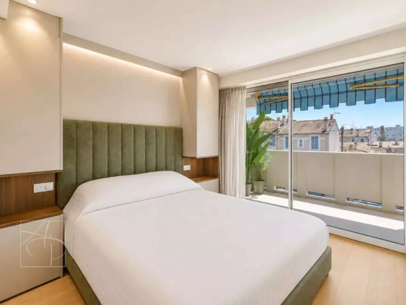 Room in a renovated apartment with balcony in Cannes, overlooking the city.