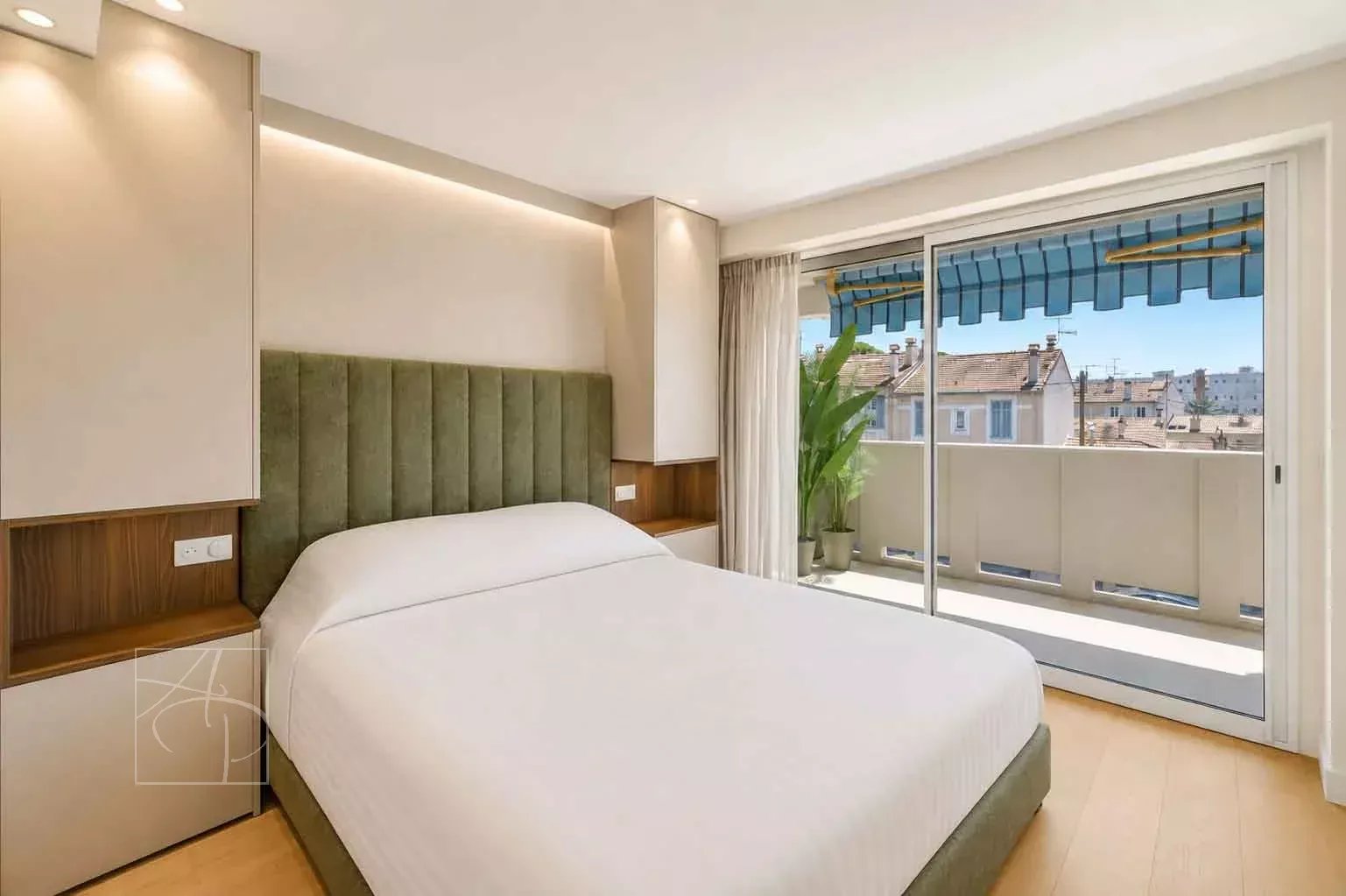 Modern room in Cannes Room in a renovated apartment with balcony in Cannes, overlooking the city.