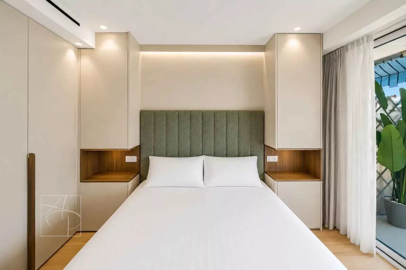 Renovated apartment room in Cannes Room in a renovated apartment with a double bed and modern decor.