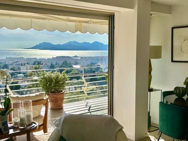 Renovated apartment with sea view in Cannes Panoramic sea view from a renovated apartment in Cannes, with terrace and modern furniture.