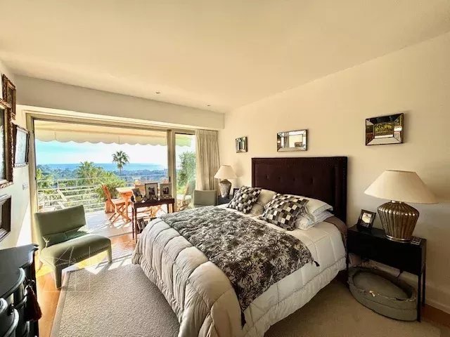 Room with panoramic view in Cannes Room in a renovated apartment in Cannes with sea view and access to a terrace.