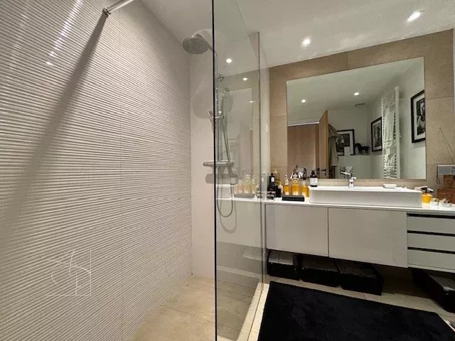 Renovated bathroom Modern bathroom with walk-in shower and vanity unit