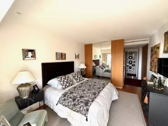 Room in a renovated apartment with a double bed and modern decor in Cannes.
