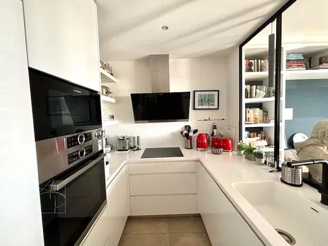 Kitchen renovation in Cannes Modern and fully equipped kitchen in a renovated apartment in Cannes.