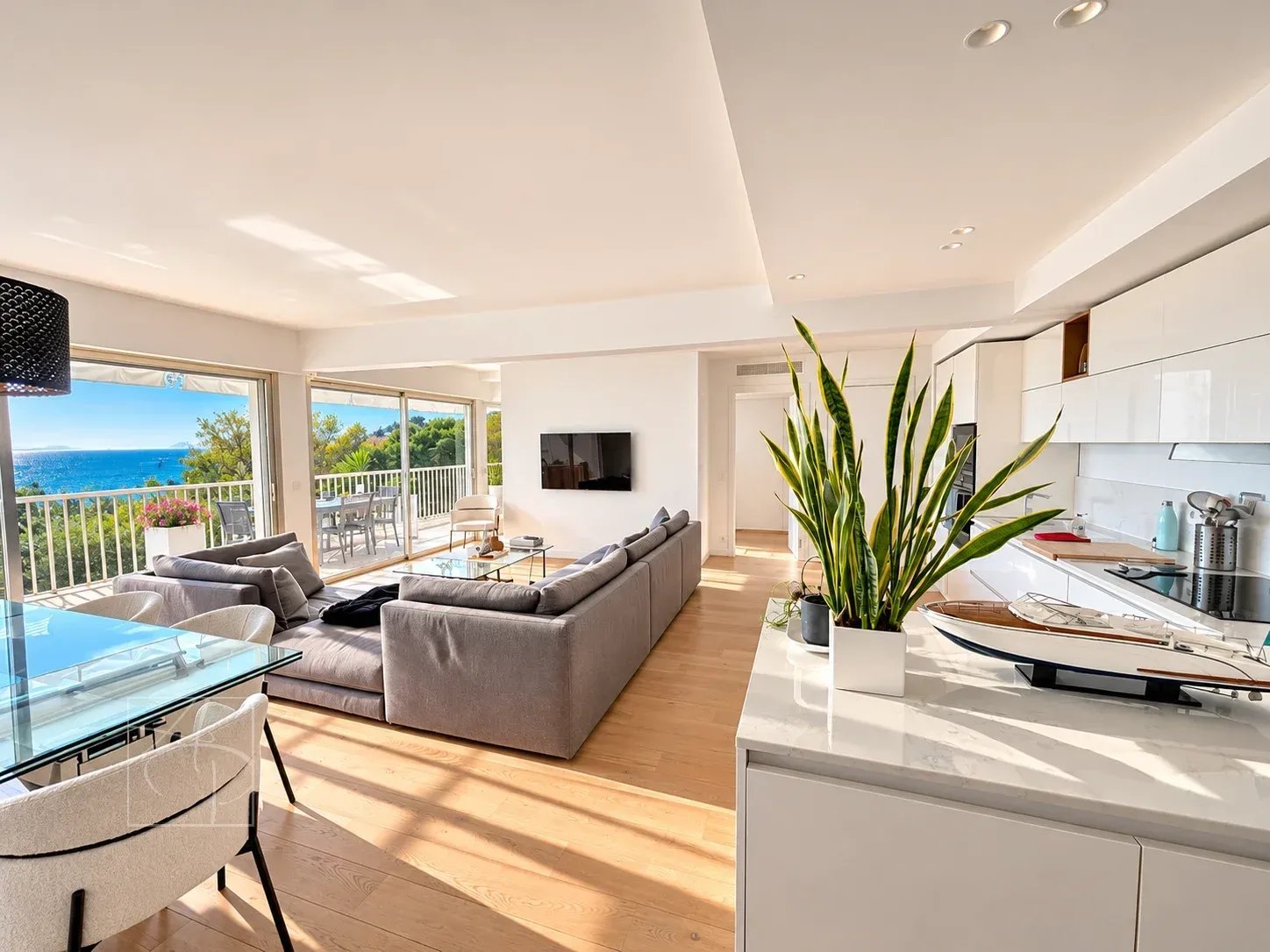 Intérieur d'un appartement rénové avec vue sur la mer à Cannes, lumineux et moderne.