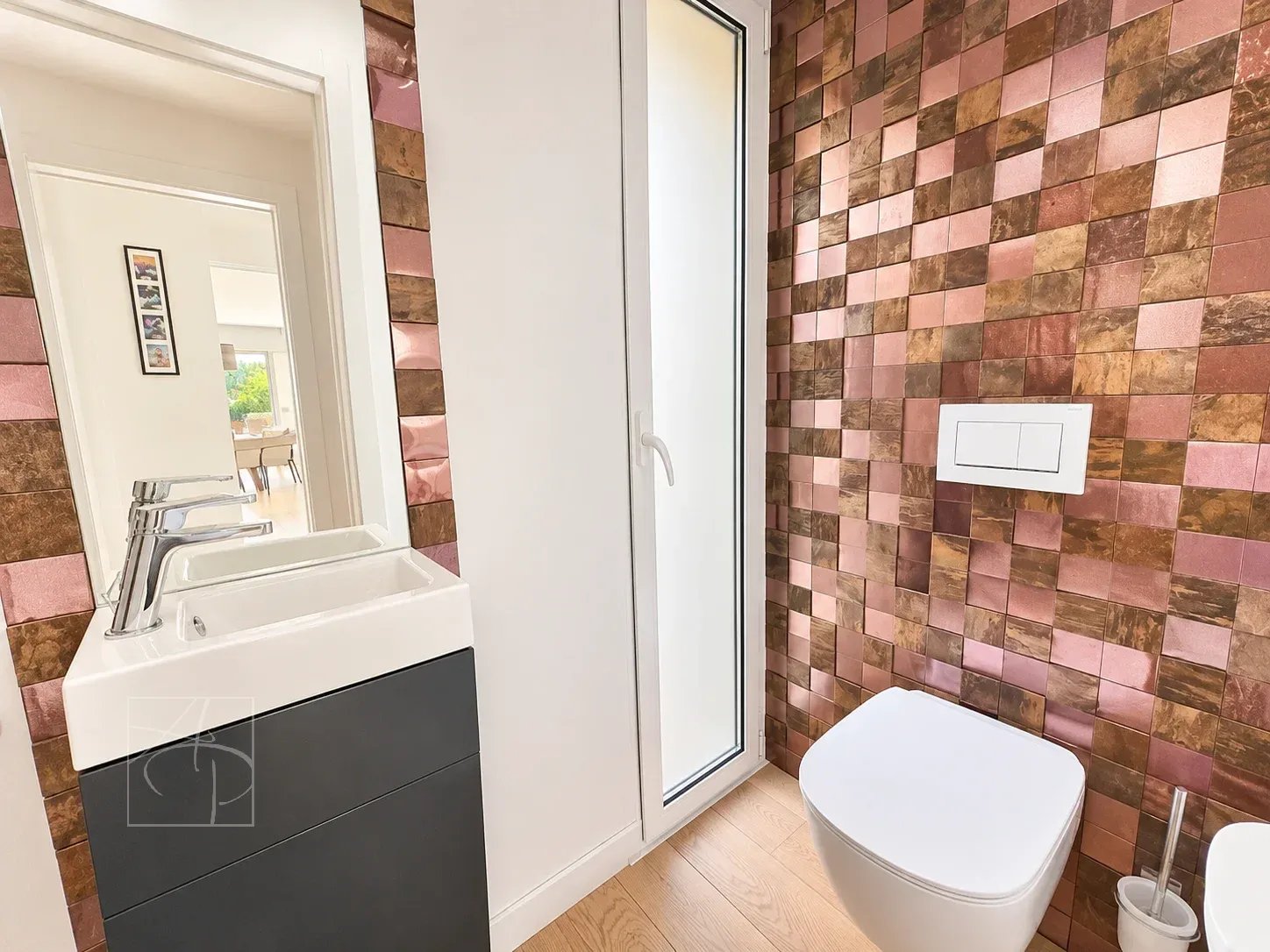 Salle de bain moderne avec toilettes et lavabo dans un appartement rénové.