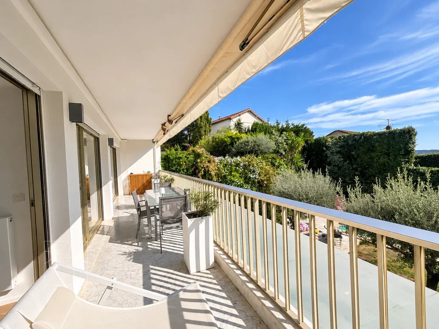 Balcon d'un appartement rénové à Cannes avec vue sur la mer et espace extérieur.