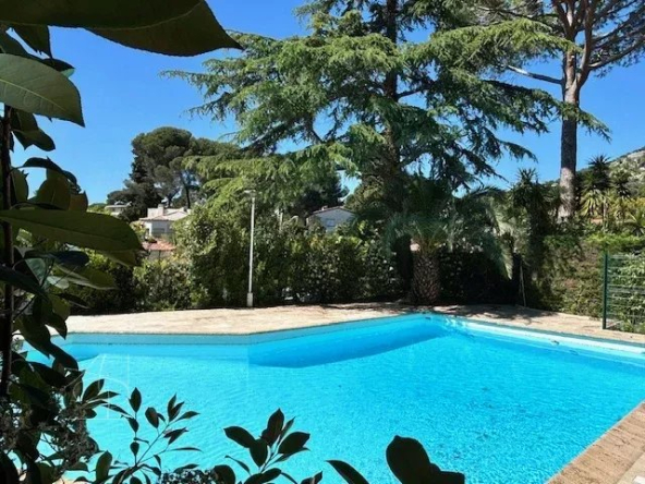In co-exclusiveness Cannes Montfleury 10 minutes from the city center superb Garden Garden in absolute calm in a small condominium with swimming pool