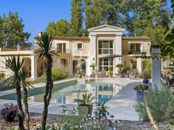 Propriété unique à Mougins — un havre de paix familial avec forêt, pool house et vie de village.