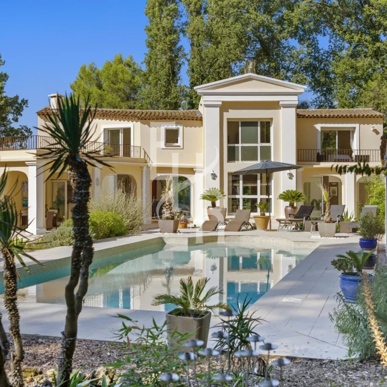 Bastide d’Exception du XVIIIᵉ Siècle – À Deux Pas du Village de Valbonne