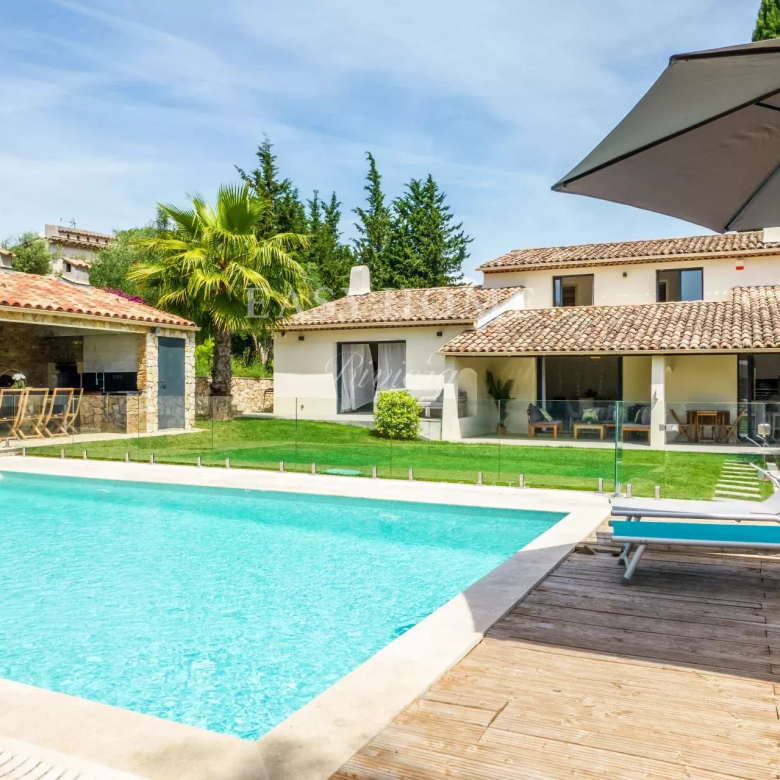 Propriété unique à Mougins — un havre de paix familial avec forêt, pool house et vie de village.