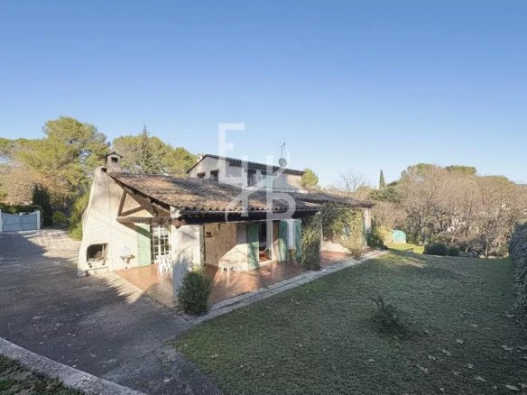 A rénover Mougins – Villa 222 m2 avec annexes sur un terrain de 2 096 m2