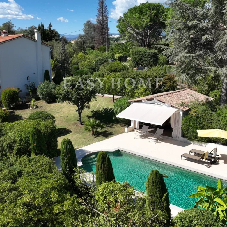 A rénover Mougins – Villa 222 m2 avec annexes sur un terrain de 2 096 m2
