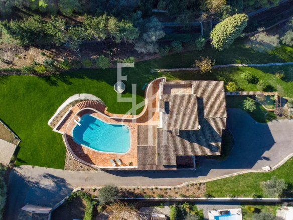 Superbe villa rénovée de 415 m² à Mougins – Piscine chauffée, terrain de 3 600 m², proche commodités