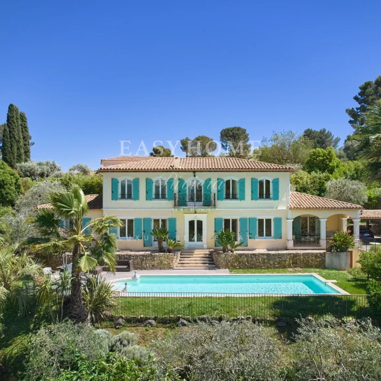 Magnificent country house with swimming pool and large grounds