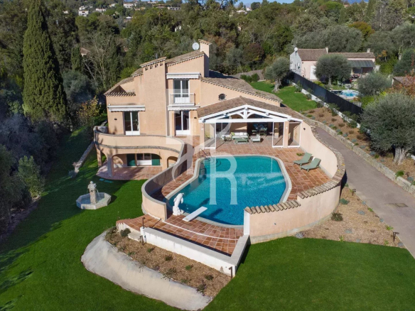 Superbe villa rénovée de 415 m² à Mougins – Piscine chauffée, terrain de 3 600 m², proche commodités