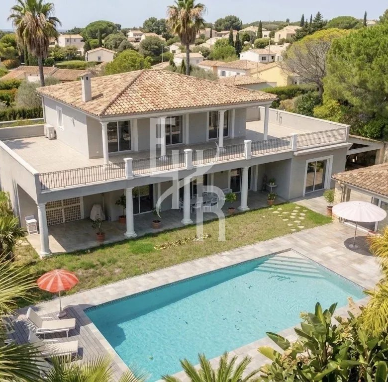 Superbe villa rénovée de 415 m² à Mougins – Piscine chauffée, terrain de 3 600 m², proche commodités