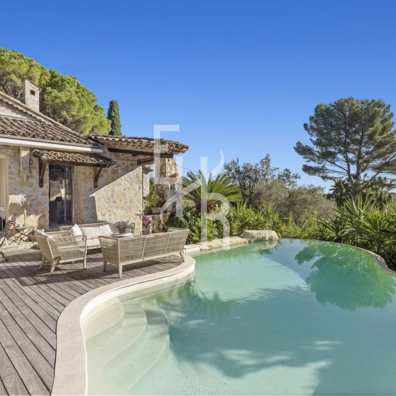 Exceptional residence in the heart of a private estate in Mougins