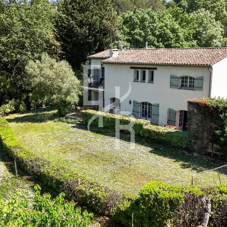 Exceptional property: Landscaped grounds of 1.1 hectares with an elegant country house, swimming pool, tennis court, guest house and caretaker's cottage
