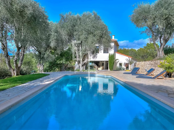 Villa, house, property in Mougins with panoramic village views
