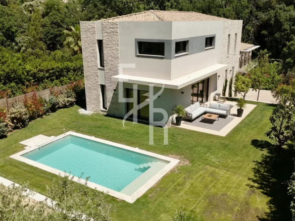 Mougins: Detached villa with swimming pool for sale in a quiet location