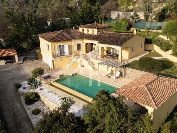 Villa in Mougins in a sought-after area with panoramic views