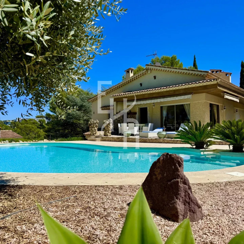 RARE LUXURY APARTMENT IN THE HEART OF SAINT-RAPHAËL