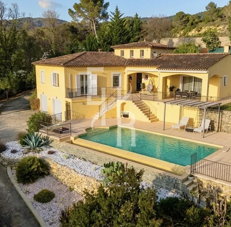 Très belle vue pour ce rez-de-jardin suspendu