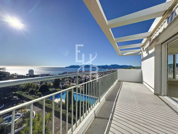 Exceptional top-floor apartment – ​​Renovated apartment with a 110 m² panoramic terrace, sea view, and swimming pool