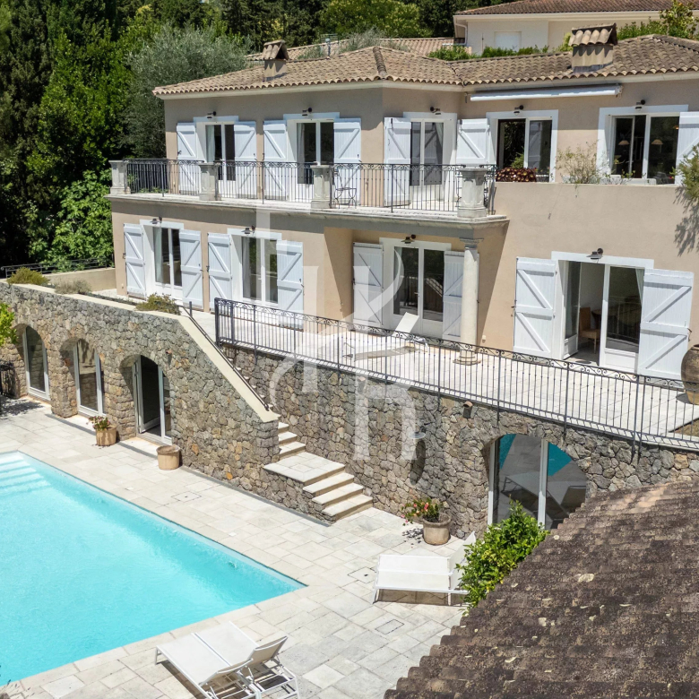 A vendre à Mougins, terrain à diviser en 2 villas avec permis de construire purgé