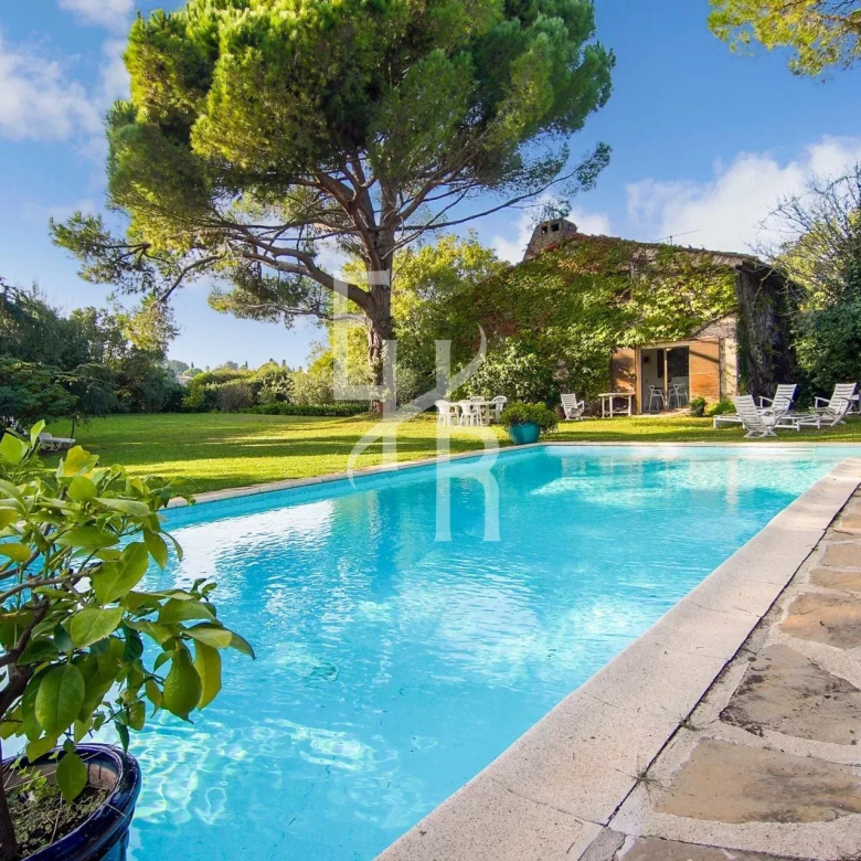 Mas provençal en pierre à la vente à Mougins avec vue panoramique