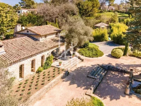Mas provençal en pierre à la vente à Mougins avec vue panoramique